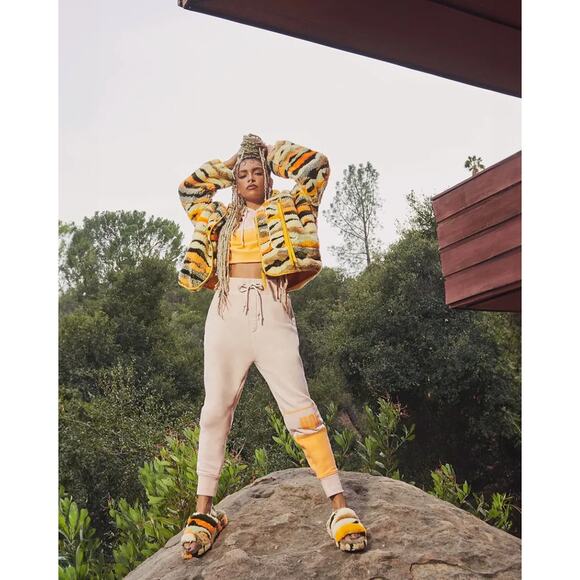 UGG Fluff Yeah Slide Cali Collage Sheepskin Sandals Womens Sz 8 Elastic Strap - Picture 7 of 7